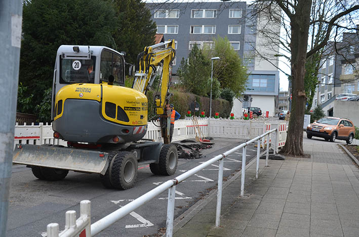 Gerade wird die Umleitung für die beschädigte Abwasserleitung gelegt. 