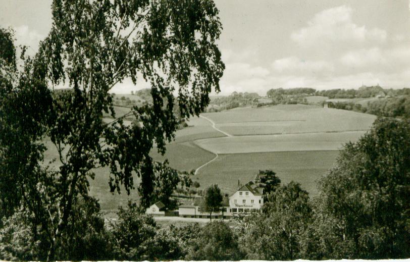 Aus dem Jahr 1955 stzammt diese Postkarte. Sie ging nach Freiburg im Breisgau von einer Familie Geilenkothen. Die Auschrift lautet: gststätte Jägerhaus, Ausflugsort Hespertal, Besitzer Wilhelm Unterbarnscheidt, Tel. 49592, Terrasse, Wildgehege, Bundesegebahn, Eigene Konditorei.