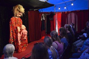 Südamerianischer Karneval und göttliche Komödie treffen zusammen.