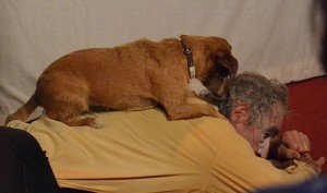 Als Zugabe der ersten Hälfte des Abends gab es die Dressur seines Hundes.