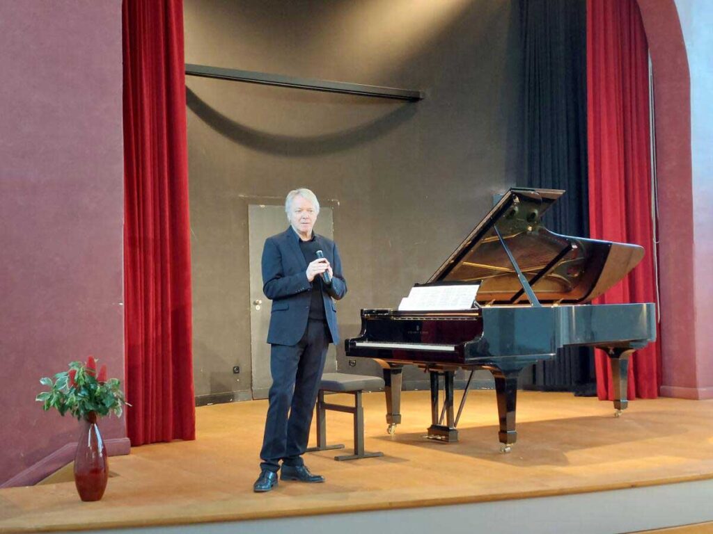 Der Pianist Thomas Günther stellte mit einem Konzert im Haus Fuhr offiziell den Flügel vor, den die Evangelische Kirchengemeinde von einem Spender geschenkt bekommen hat.
Eingangsdatum
